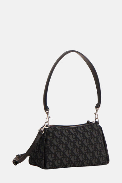 Zwarte Calvin Klein schoudertas met toon-op-toon monogrampatroon en verstelbare schouderriem.