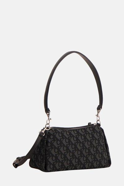 Zwarte Calvin Klein schoudertas met toon-op-toon monogrampatroon en verstelbare schouderriem.