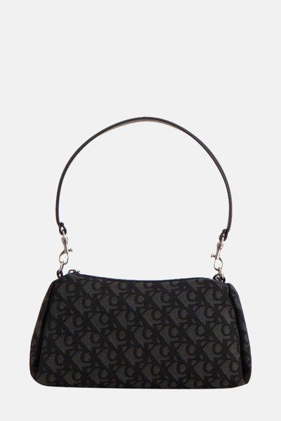 Zwarte Calvin Klein schoudertas met logoprint en afgeronde handgreep.