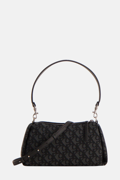 Zwarte Calvin Klein schoudertas met monogrampatroon en verstelbare schouderriem.