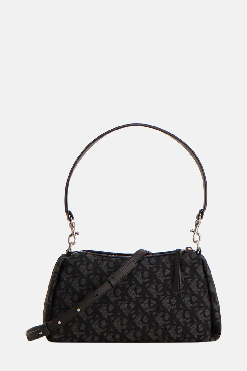 Zwarte Calvin Klein schoudertas met monogrampatroon en verstelbare schouderriem.