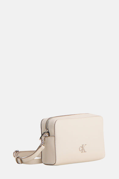 Ecru schoudertas van Calvin Klein, met een verstelbare schouderriem en subtiel CK-logo.