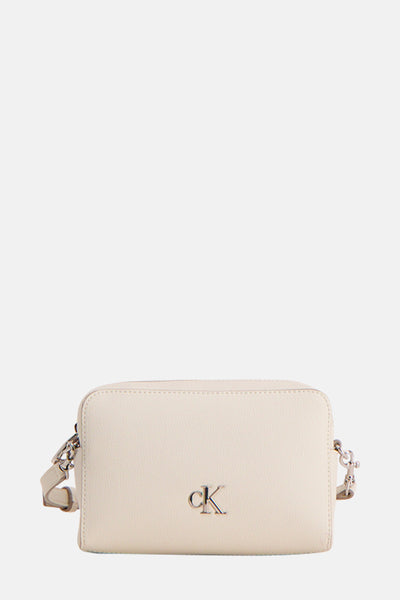 Ecru schoudertas van Calvin Klein, met zilverkleurige kettingriem en ton-sur-ton logo.