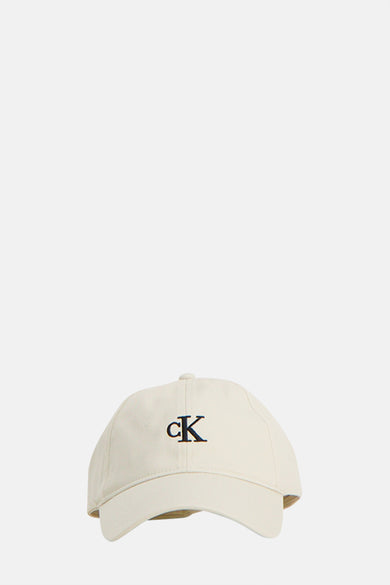 Ecru Calvin Klein pet, van achteren gezien, met verstelbare sluiting en ventilatieoogjes.