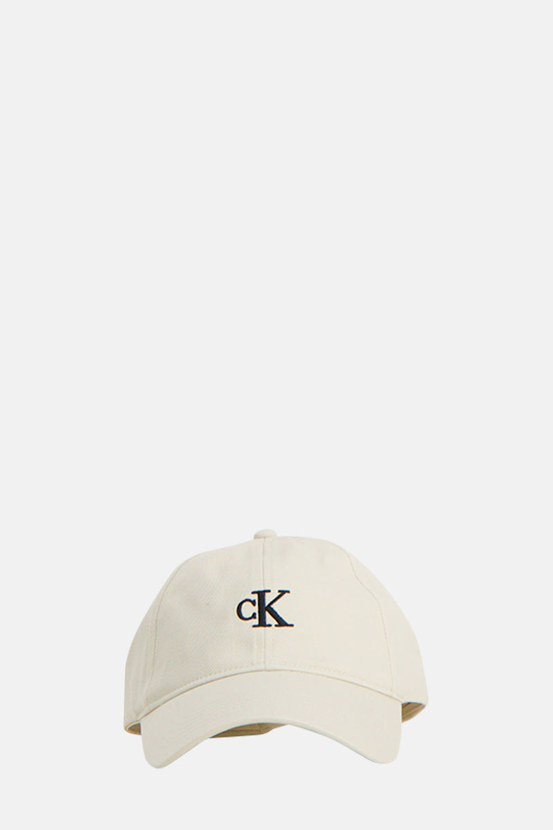 Ecru Calvin Klein pet, van achteren gezien, met verstelbare sluiting en ventilatieoogjes.