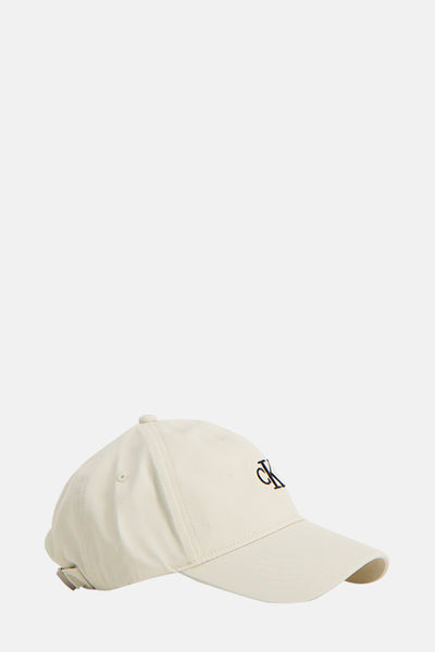 Ecru pet met geborduurd logo, gebogen klep en verstelbare sluiting van Calvin Klein.