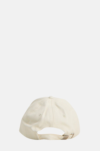 Casquette écrue de Calvin Klein, vue de dos, avec une fermeture réglable et des œillets d'aération.