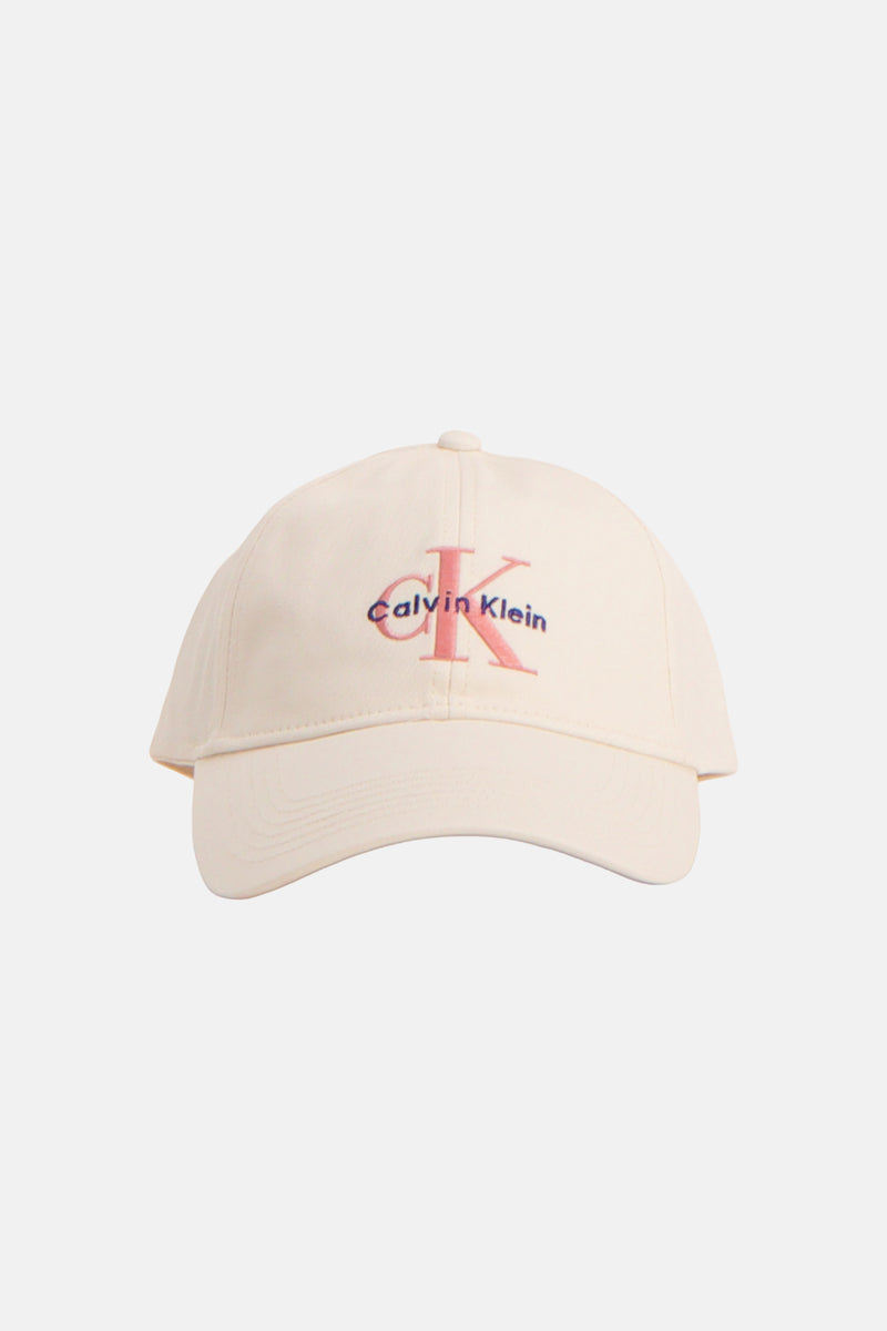 Beige pet van Calvin Klein, van achteren gezien met metalen gespsluiting.