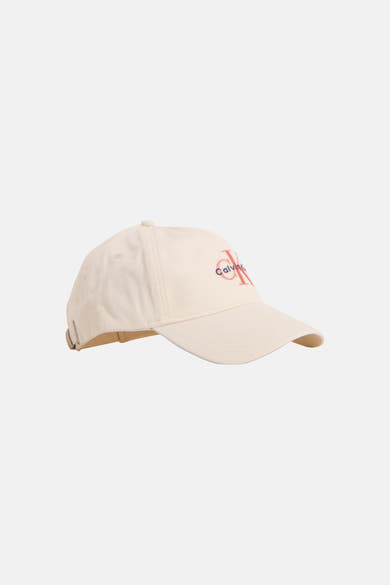 Casquette beige de Calvin Klein, avec le logo de la marque brodé en couleur contrastée.