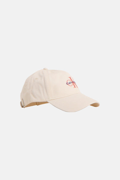 Beige pet van Calvin Klein, met het merklogo in contrasterende kleur geborduurd.