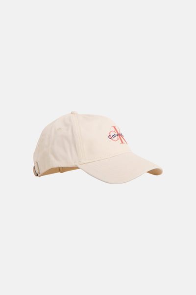 Beige pet van Calvin Klein, met het merklogo in contrasterende kleur geborduurd.