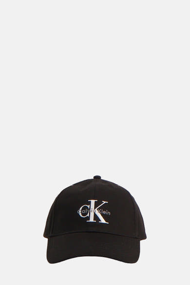 Casquette noire de Calvin Klein, avec le logo brodé en blanc à l'avant, et bouton noir sur le dessus.
