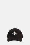 Casquette noire de Calvin Klein, avec le logo brodé en blanc à l'avant, et bouton noir sur le dessus.
