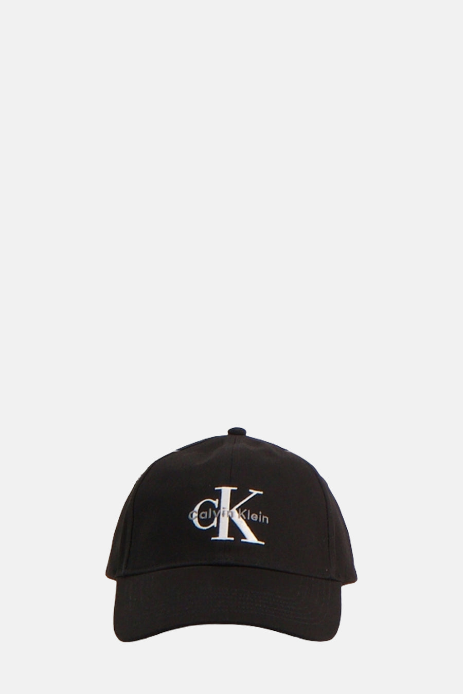 Casquette noire de Calvin Klein, avec le logo brodé en blanc à l'avant, et bouton noir sur le dessus.
