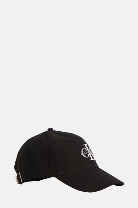 Zwarte Calvin Klein pet met het witte geborduurde logo op de voorkant.