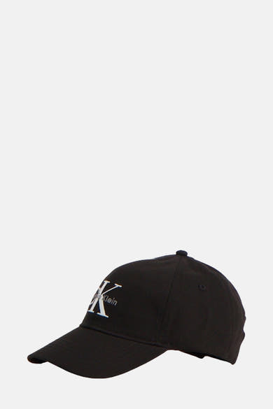 Casquette noire de Calvin Klein avec logo brodé sur le devant.