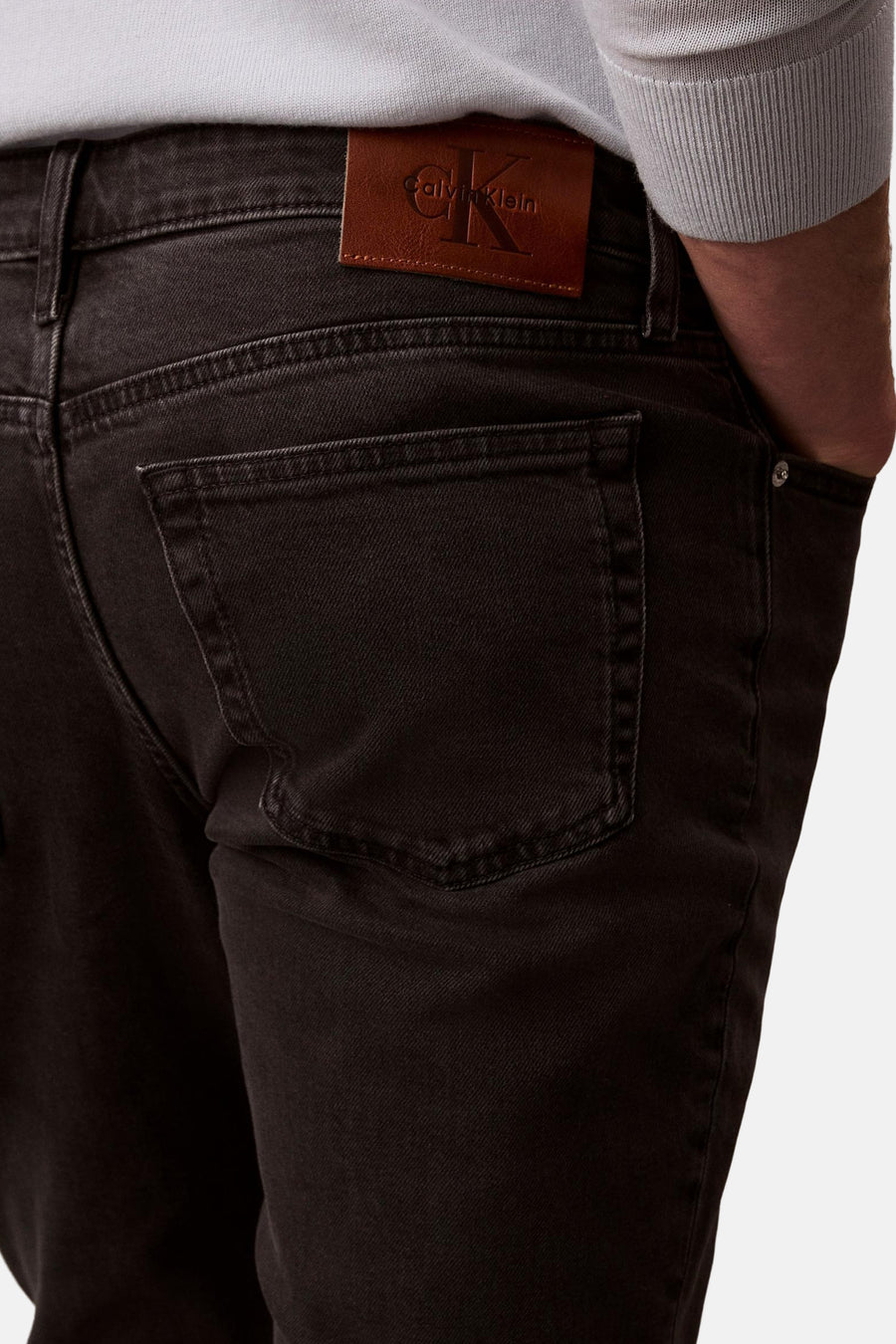 Zwarte slim fit jeans van denim van Calvin Klein, achterzakdetail en bruin leren etiket.