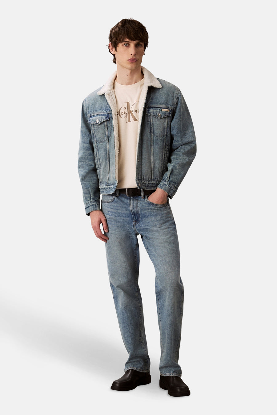 Ecru T-shirt met korte mouwen van Calvin Klein, gedragen onder een spijkerjas met sherpa kraag.