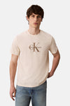 Ecru T-shirt met korte mouwen van Calvin Klein, met opdruk, gedragen met een blauwe jeans.
