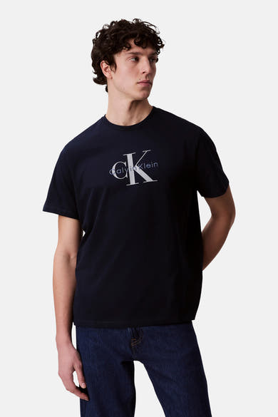 Donkerblauw T-shirt met korte mouwen van Calvin Klein, achterkant, gedragen met een spijkerbroek.