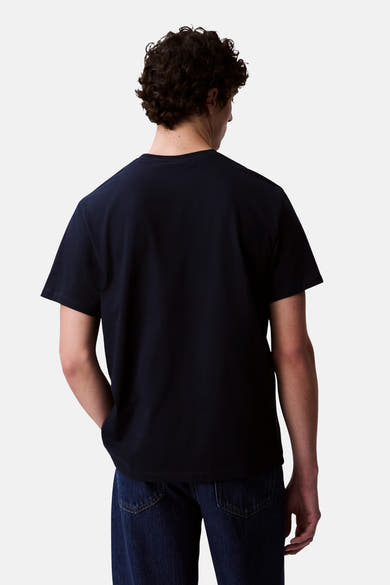 T-shirt bleu foncé à manches courtes de Calvin Klein, vue arrière, porté avec un jean.