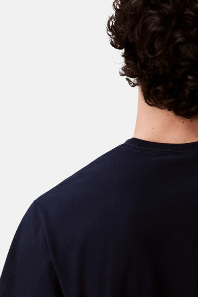 Donkerblauw T-shirt met korte mouwen van Calvin Klein, met ronde hals, gedragen door een persoon met krullend haar.