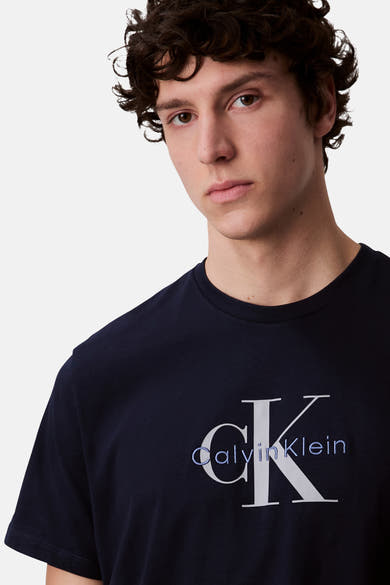 Donkerblauwe T-shirt met korte mouwen van Calvin Klein, met geborduurd CK-logo in wit en lichtblauw.