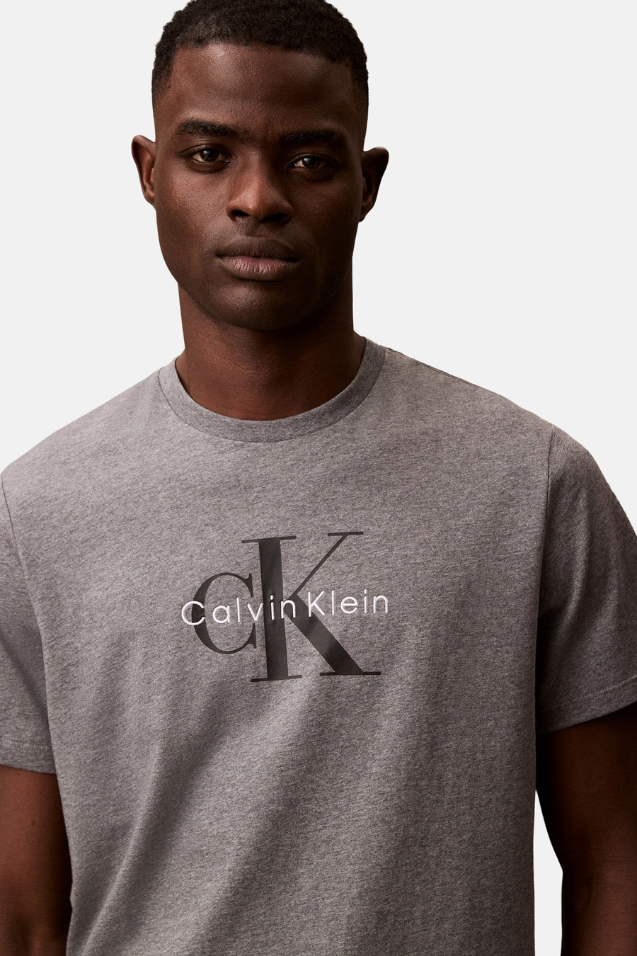 Grijs T-shirt met korte mouwen van Calvin Klein, met een logo op de voorkant.