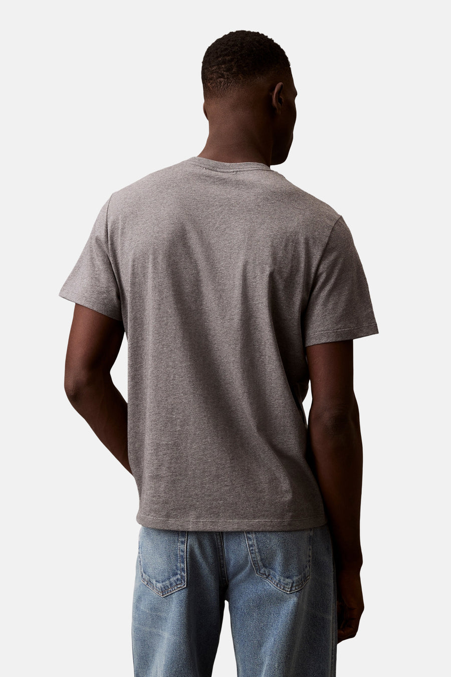 Grijs T-shirt met korte mouwen van Calvin Klein, gedragen met een spijkerbroek, achtergezicht.