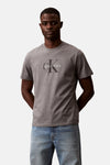 Grijs T-shirt met korte mouwen van Calvin Klein, gedragen met een casual spijkerbroek.