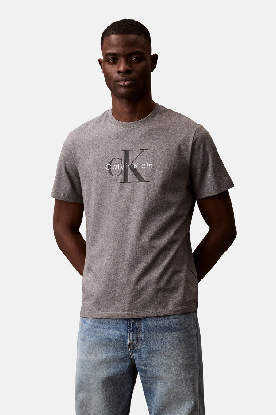 Grijs T-shirt met korte mouwen van Calvin Klein, gedragen met een casual spijkerbroek.