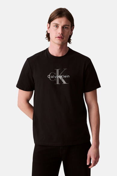 T-shirt noir à manches courtes de Calvin Klein, avec le logo sur le devant.