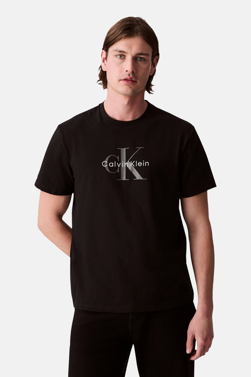 T-shirt noir à manches courtes de Calvin Klein, avec le logo sur le devant.