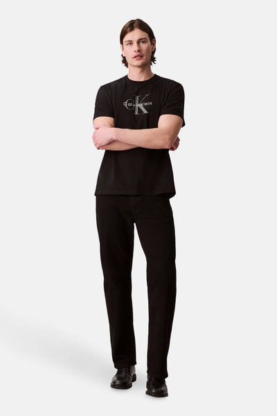 Zwart T-shirt met korte mouwen van Calvin Klein, gedragen met een zwarte jeans en leren schoenen.