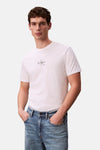 T-shirt blanc à manches courtes de Calvin Klein, porté avec un jean bleu décontracté.