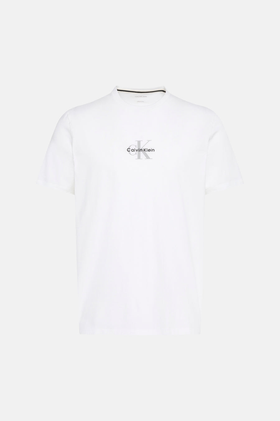 T-shirt à manches courtes blanc de Calvin Klein avec logo gris au centre et bande rayée noire et beige au col.