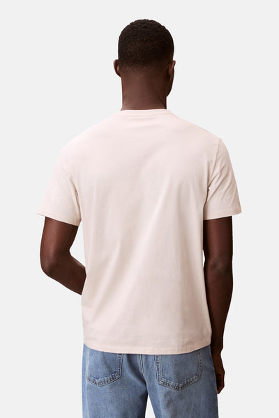Ecru T-shirt met korte mouwen van Calvin Klein, gedragen met een spijkerbroek, achtergezicht.