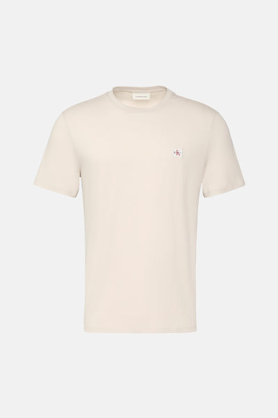 Ecru T-shirt met korte mouwen van Calvin Klein Jeans met een discreet logo op de borst.