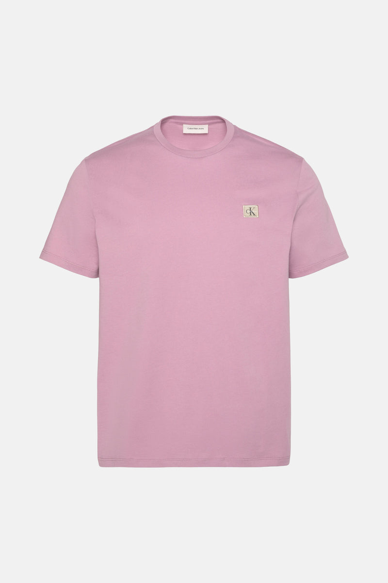 Roze T-shirt met korte mouwen van Calvin Klein, met een discreet vierkant logo op de borst.