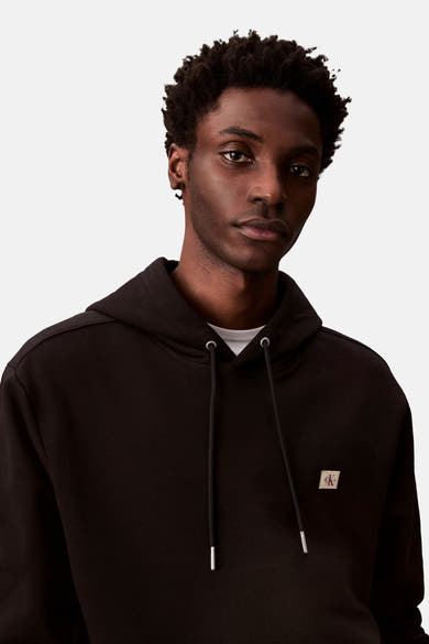 Sweat à capuche noir de Calvin Klein avec cordon de serrage et logo discret.