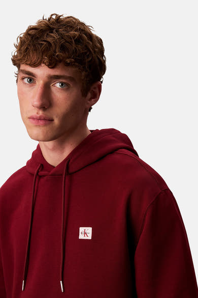 Bordeaux hoodie van Calvin Klein, met trekkoord en vierkant logo op de voorkant.