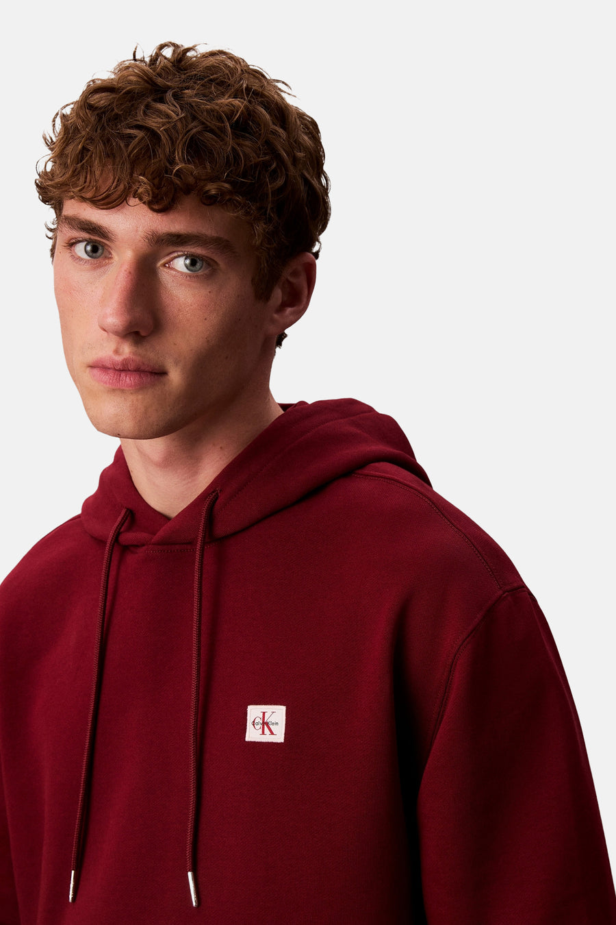 Bordeaux hoodie van Calvin Klein, met trekkoord en vierkant logo op de voorkant.