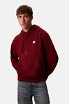 Bordeaux Calvin Klein hoodie met trekkoord en logo op de voorkant, gedragen met een blauwe jeans