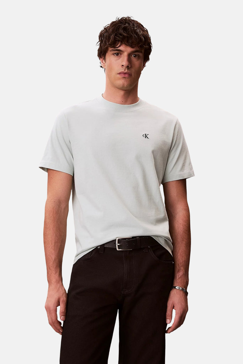 Blauw T-shirt met korte mouwen van Calvin Klein met geborduurd logo op de voorkant.