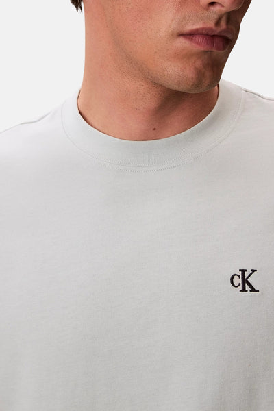 T-shirt bleu à manches courtes de Calvin Klein avec logo brodé sur le devant.