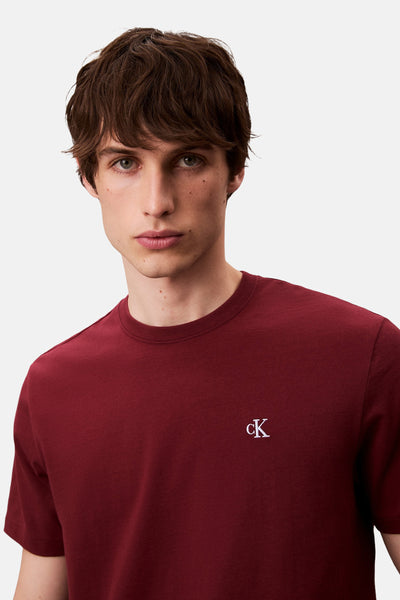 Bordeaux T-shirt met korte mouwen van Calvin Klein, met het geborduurde CK-logo in het wit.