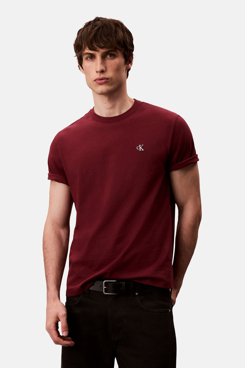 Bordeaux T-shirt met korte mouwen van Calvin Klein, met opgerolde mouwen en geborduurd logo.