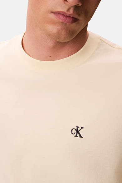 T-shirt jaune à manches courtes de Calvin Klein, avec logo brodé « cK » sur le devant.