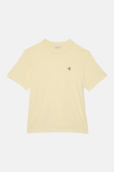 T-shirt jaune à manches courtes de Calvin Klein, avec un petit logo brodé sur la poitrine.

