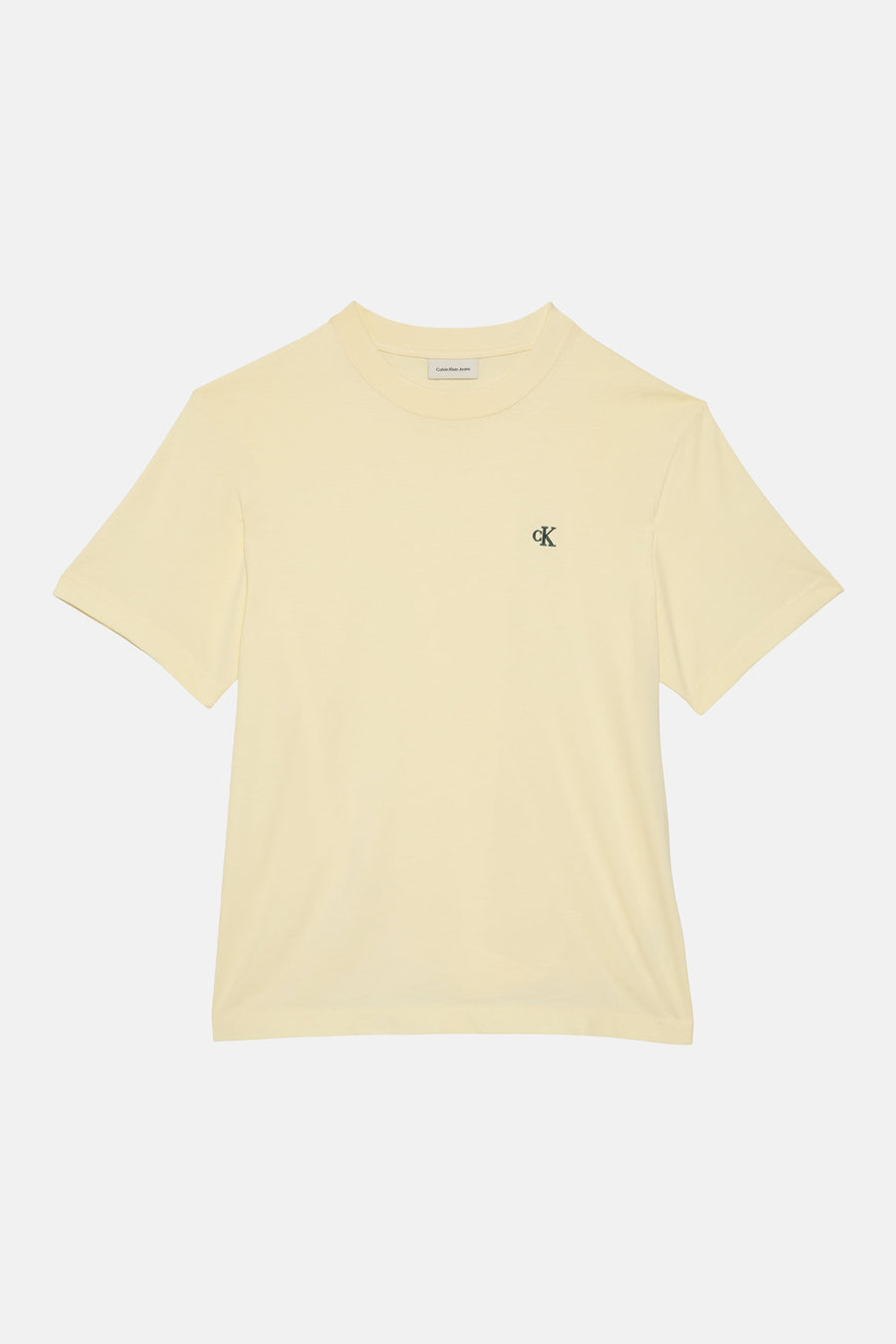 T-shirt jaune à manches courtes de Calvin Klein, avec un petit logo brodé sur la poitrine.
